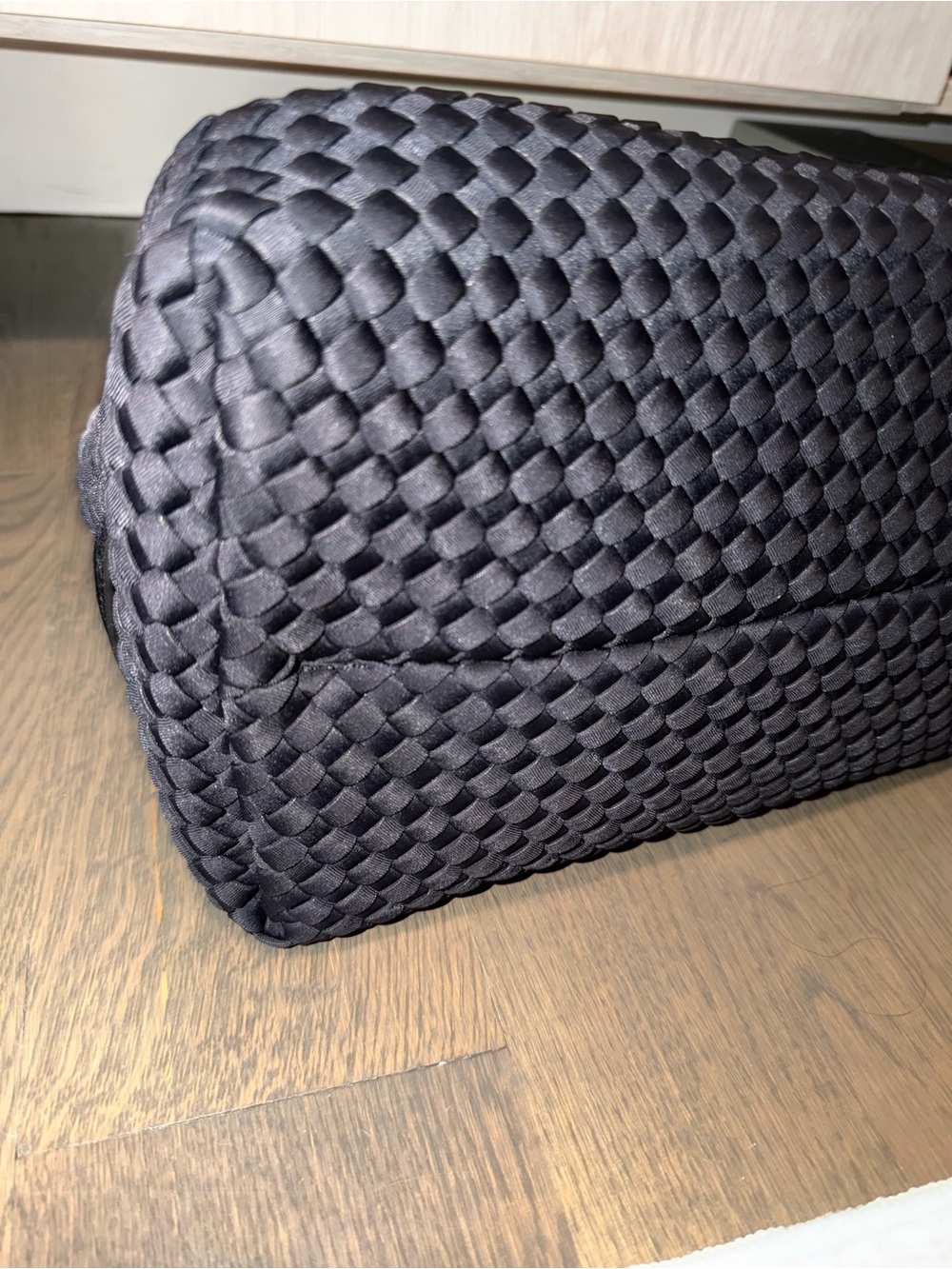 Naghedi Large NYC Two-Tone Woven Tote Bag in Cream and Black with Matching pouch - Picture 4 of 7